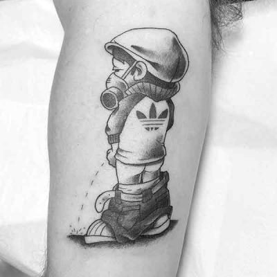 Tatuaje niño meando estilo newschool