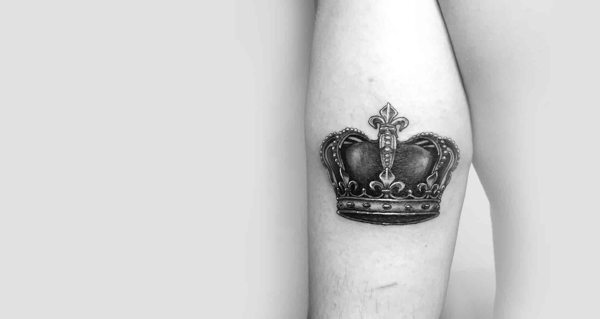 Tatuaje realista a blanco y negro de una corona