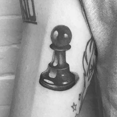 Tatuaje de un peón realista a blanco y negro